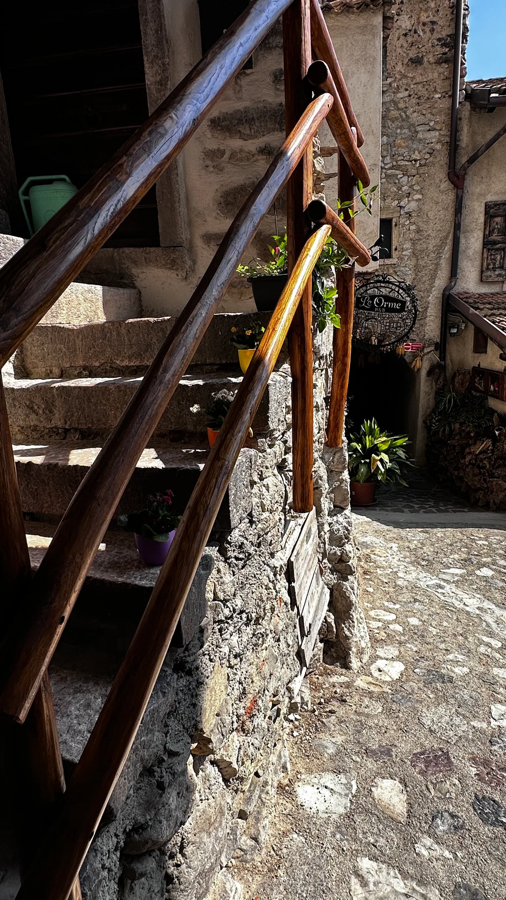 La scalinata in pietra che porta all'ingresso