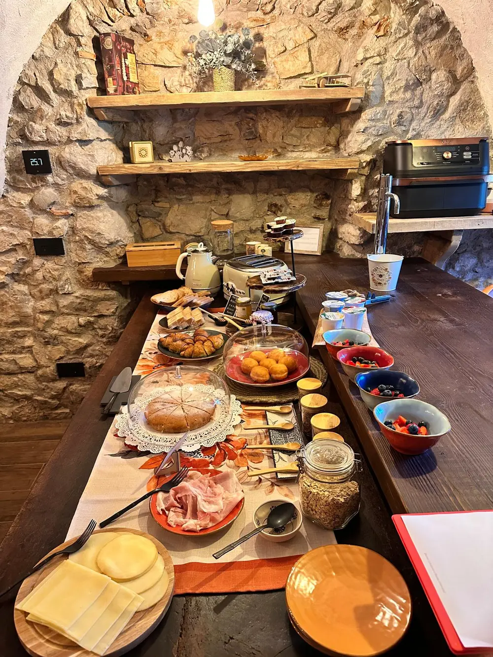 Dolci fatti in casa, frutta fresca e specialità del territorio